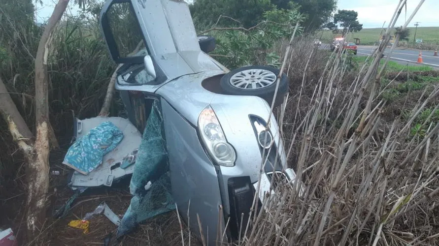 Carro capota na BR-272 e bombeiros resgatam vítima