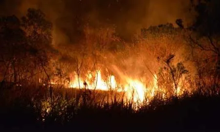 Carro fica destruído pelo fogo e PM do PR salva motorista