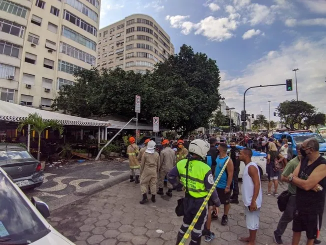 Carro invade restaurante e atropela idosos no Rio de Janeiro