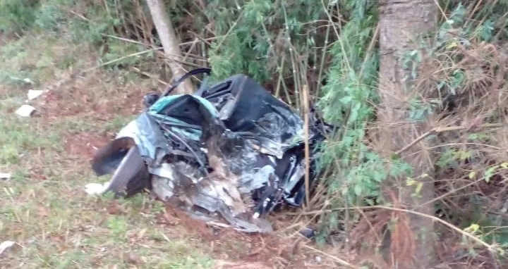 Carro, modelo Celta, ficou completamente destruído