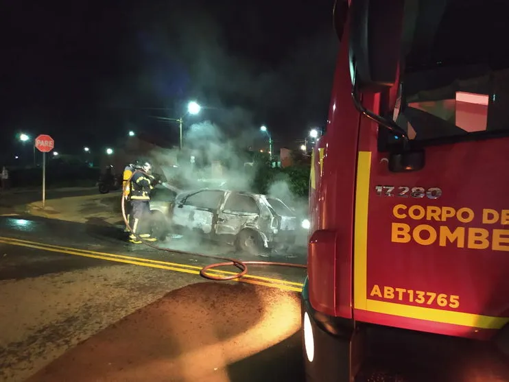 Carro que seria de homem preso por receptação pega fogo