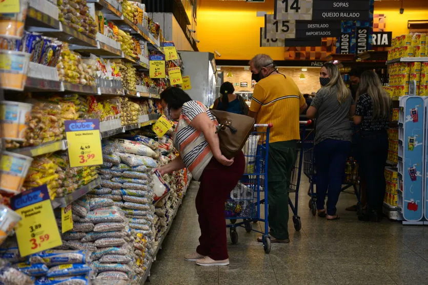 Cesta básica compromete metade do salário mínimo