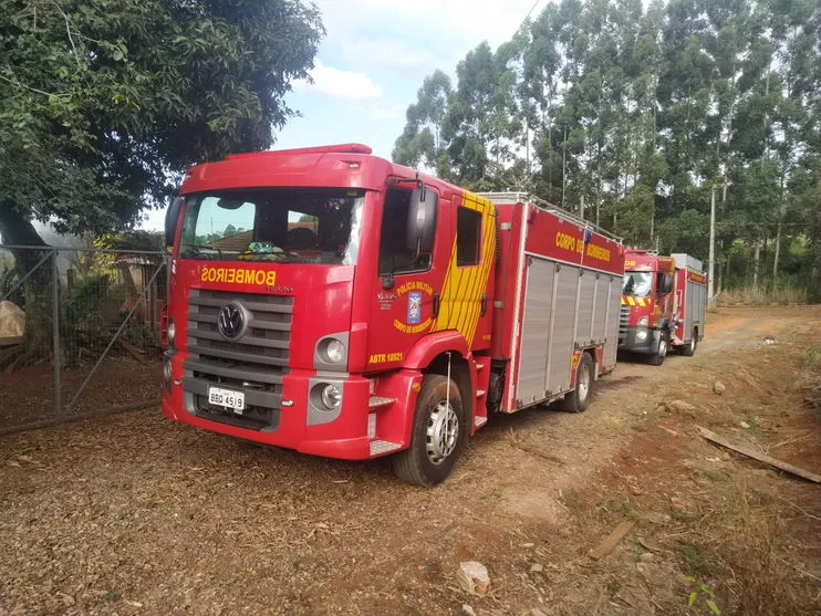 Chegando no local, os bombeiros perceberam que o incêndio estava concentrado em uma pequena tulha, próxima a residência da chácara.