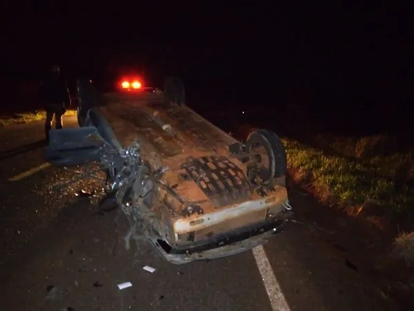 Colisão entre carro e caminhão resulta na morte de homem