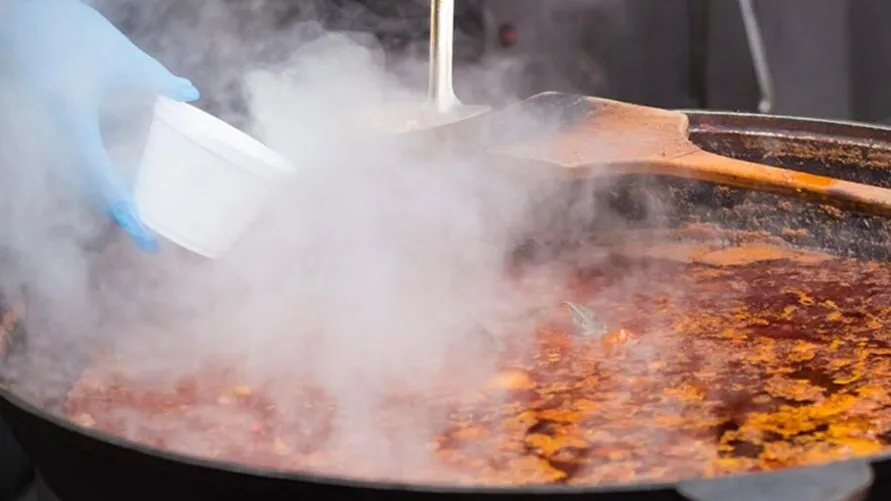 Cozinheiro morre após cair dentro de panela com sopa quente