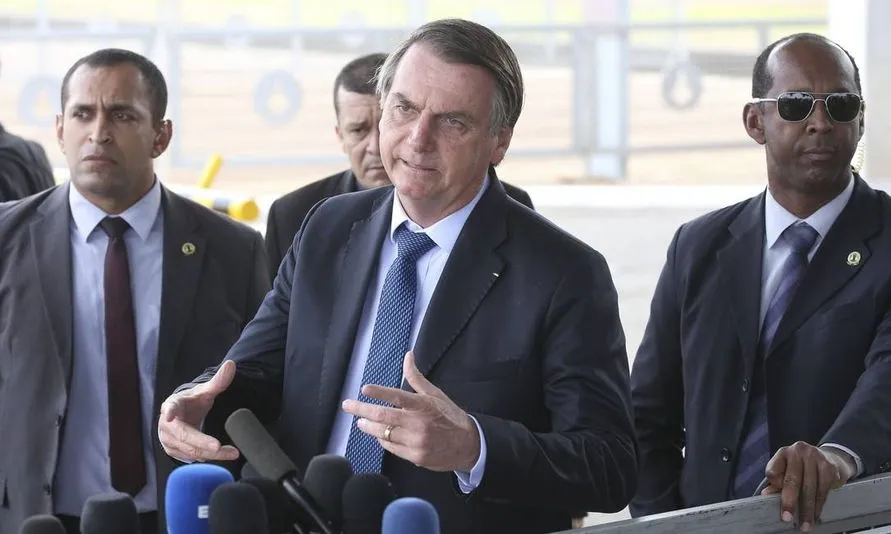 "Daqui pra frente vou agir", diz Bolsonaro sobre restrições