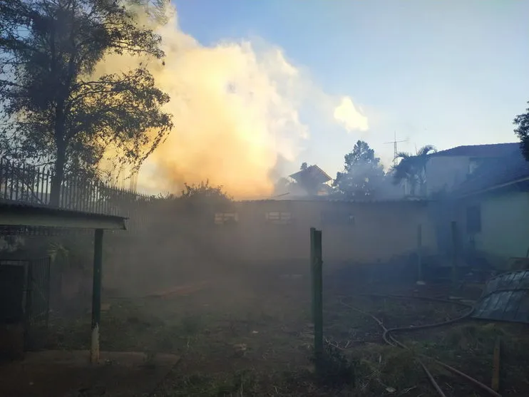 Edícula de casa no Bairro 28 fica destruída após incêndio