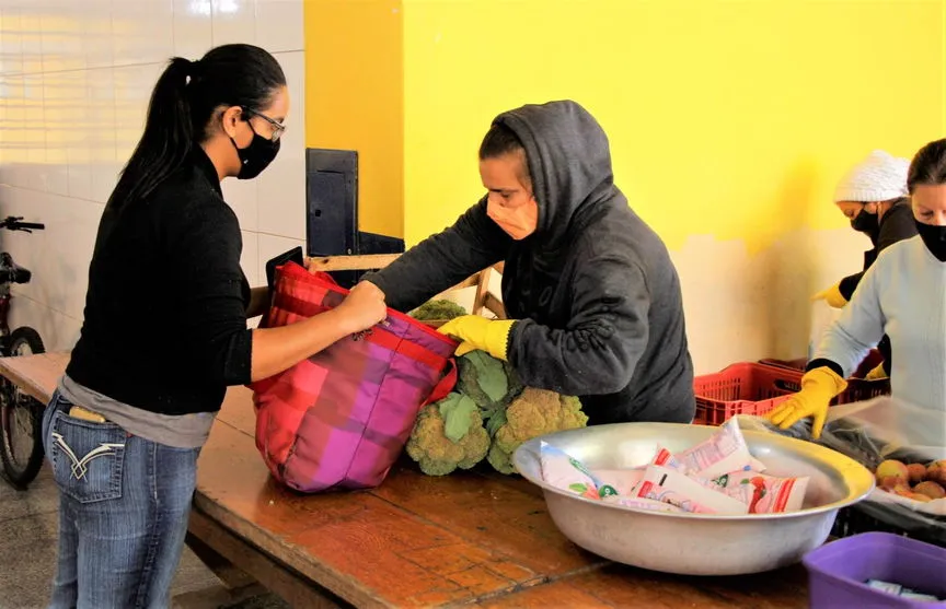 Educação entrega kit alimentação para famílias de alunos