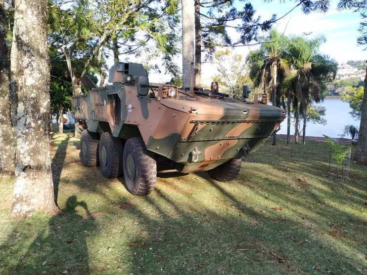 Exército realiza treinamento com blindados no Parque Jaboti