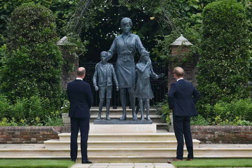 Foi revelado nesta quinta-feira, 1º de julho, a estátua feita em homenagem aos 60 anos da Lady Di