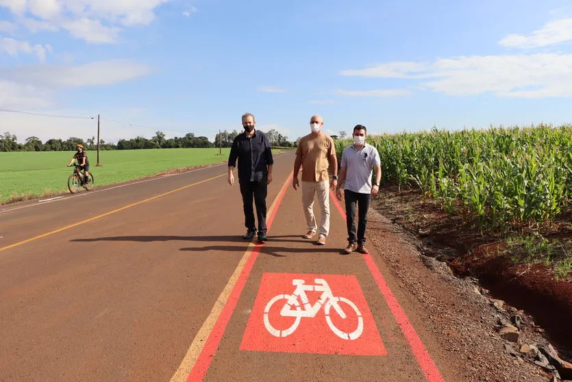 Foram pintadas ciclofaixas e implantadas placas com alerta de trânsito constante de ciclistas para garantir mais segurança.
