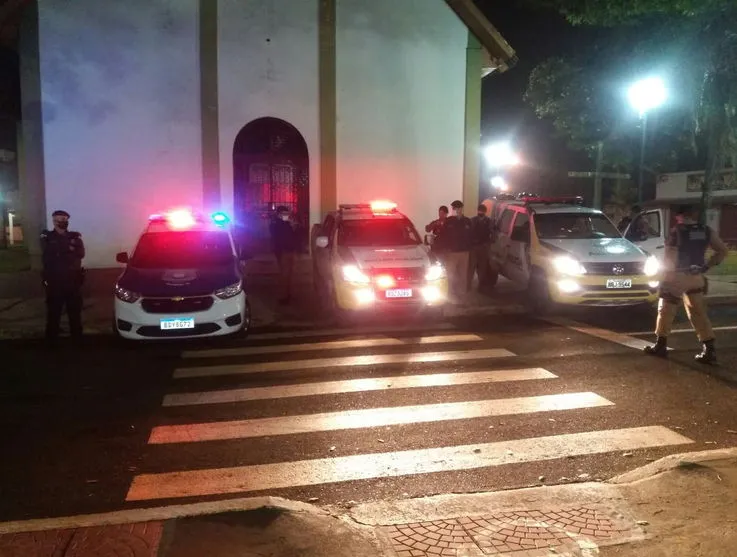 GCM e PM de Apucarana abordam diversas pessoas na Vila Reis