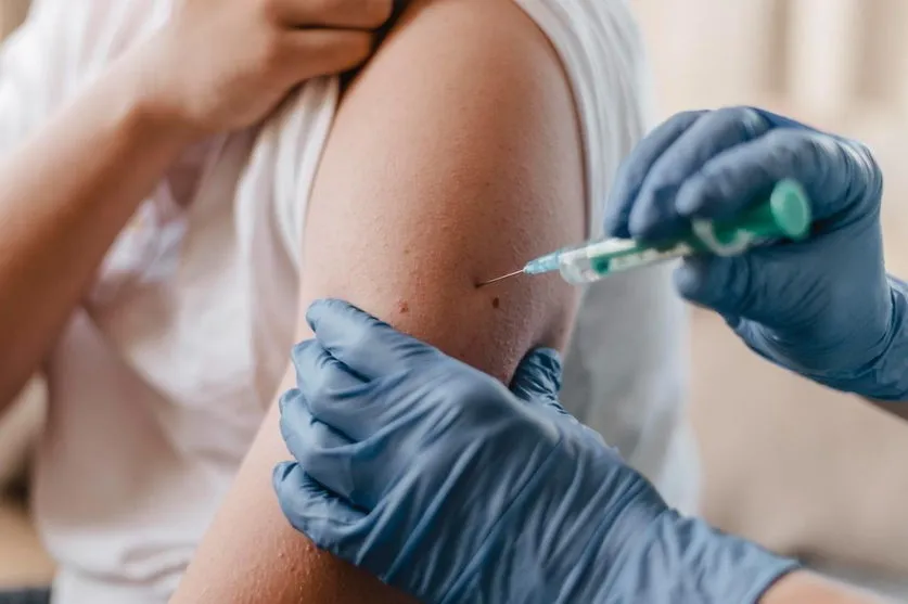 Homem recebe quatro doses de vacina contra Covid-19