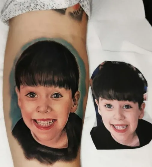Homenagem: pai de Henry faz tatuagem do menino no braço