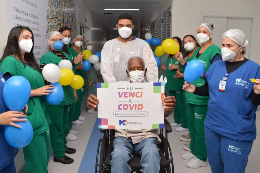 Idoso de 115 anos recebe alta após se recuperar da Covid