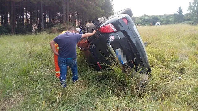 Jovem sofre capotamento e acaba preso na região; entenda