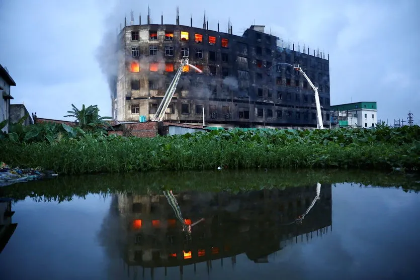 Mais de 50 pessoas morrem em incêndio em fábrica