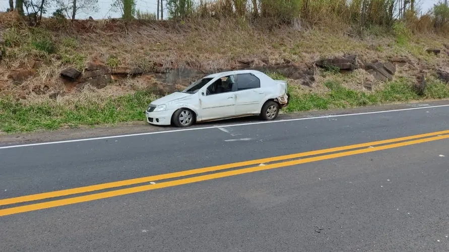 Mulher de 35 anos fica ferida após capotamento na rodovia