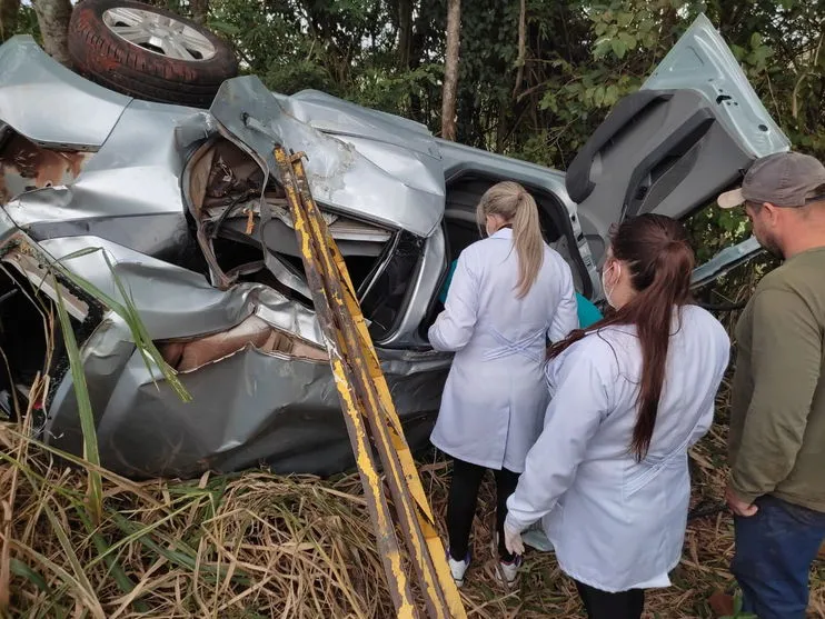 Mulher fica presa nas ferragens após capotar carro na PR-272