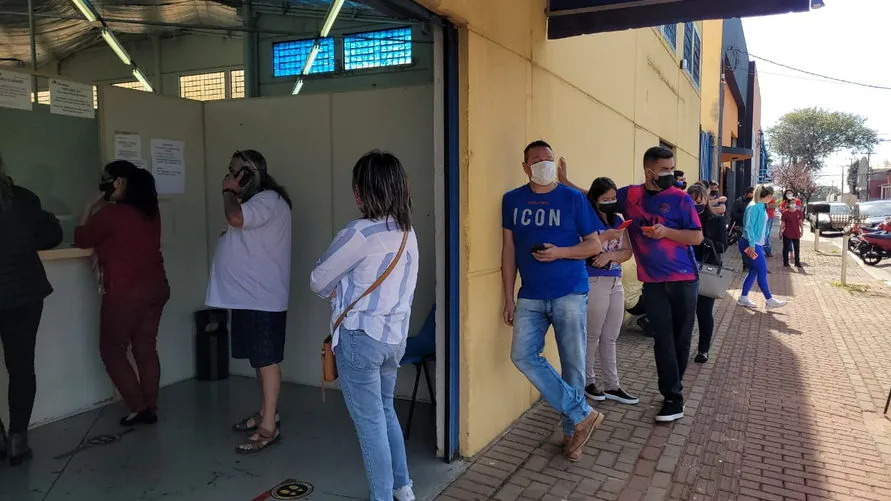Na fila, clientes reclamam dos Correios de Apucarana; vídeo