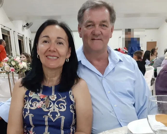 O casal começou a sentir os sintomas há cerca de dez dias, com tosse e febre.