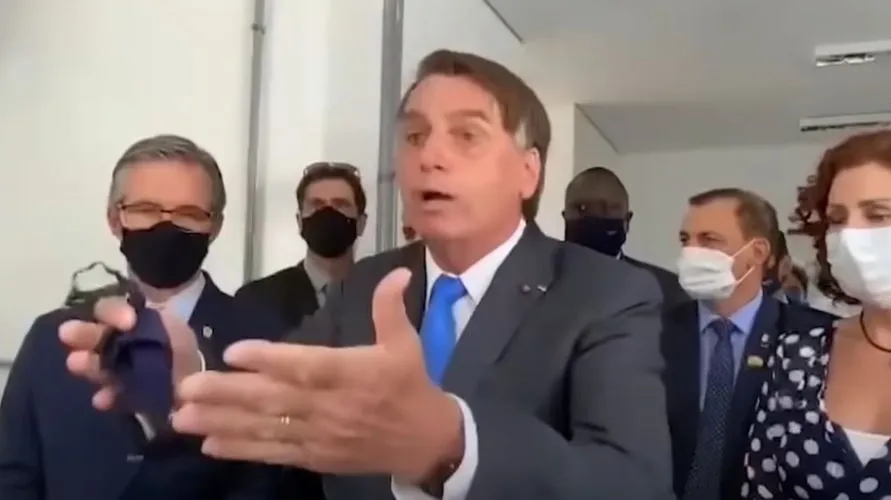 O presidente retirou a máscara de proteção e ordenou que uma repórter calasse a boca. Bolsonaro também protagonizou um ataque à imprensa