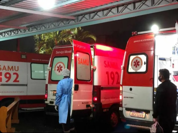 Pacientes com covid esperam por atendimento em ambulâncias