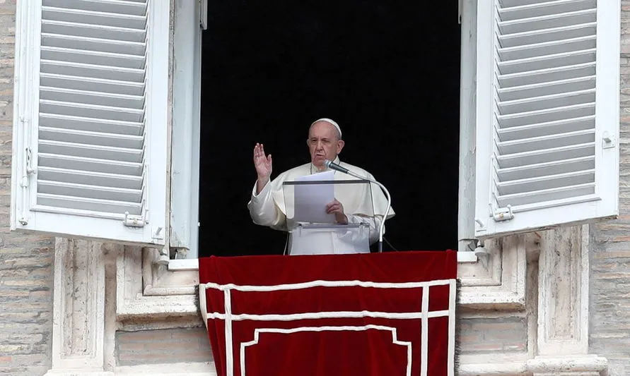 Papa Francisco deve ficar internado por 7 dias após cirurgia