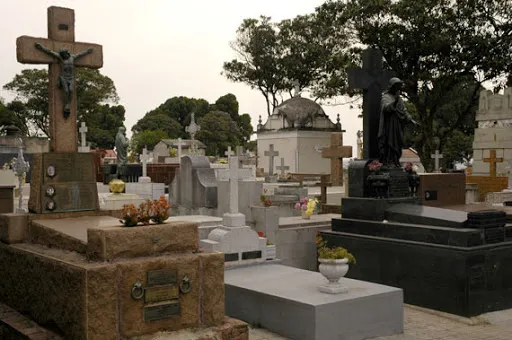 Placas de bronze são furtadas de cemitério em Califórnia