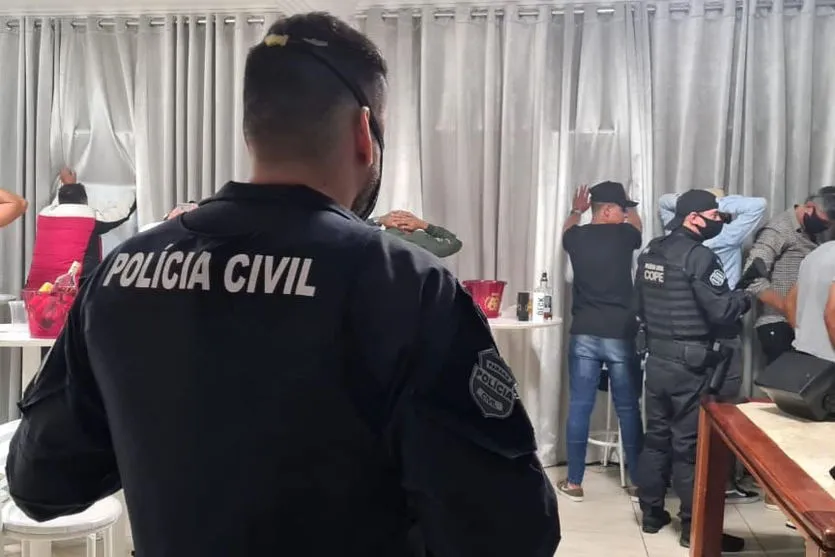 Polícia prende 11 pessoas que participavam de festa no PR