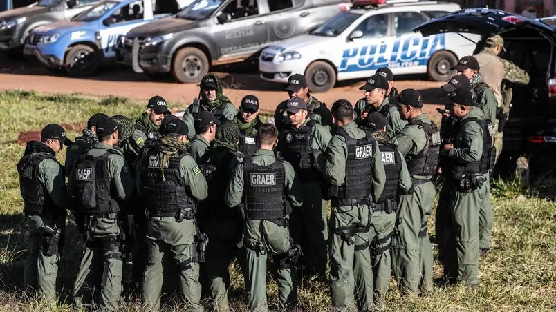 Por medo de Lázaro, grávida dorme em carro perto da polícia