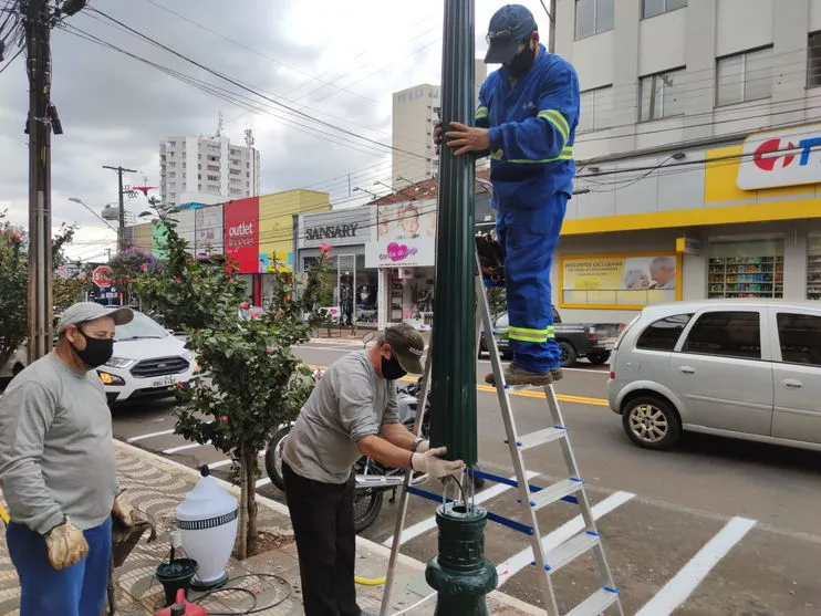 Postes potencializam iluminação na área central