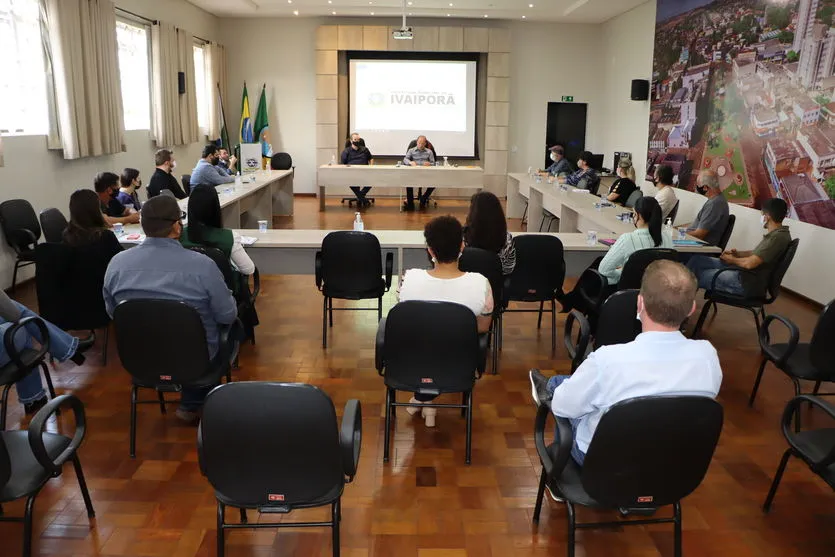 Prefeito Carlos Gil fala de licença com diretores