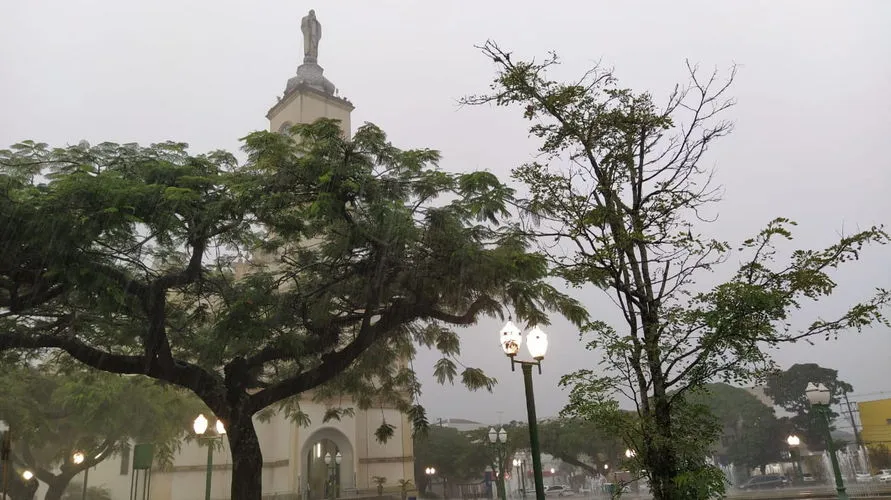 Segunda-feira será de tempo chuvoso em Apucarana e região