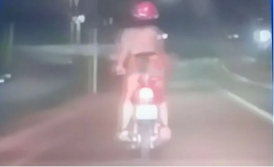 Seminua, motociclista se exibe em vídeo em noite de frio