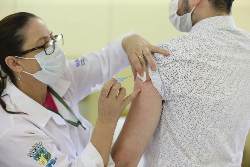 Vacinados contra a covid-19 chega a 48,9 milhões no Brasil