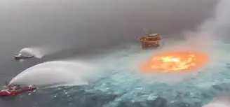 Vazamento de oleoduto causa incêndio no mar do Golfo; Veja