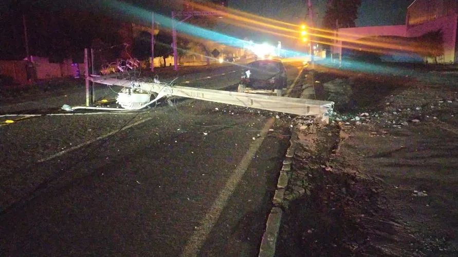 Veículo colide em poste na madrugada desta quinta-feira