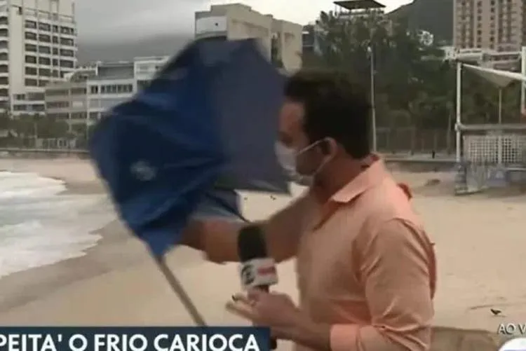 "Vou sair voando", diz repórter desesperado com guarda-chuva