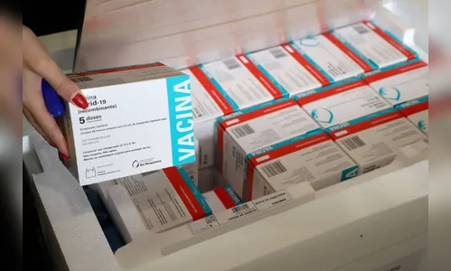 451,7 mil doses da AstraZeneca chegarão nesta semana ao PR