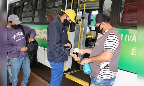 Monitores aferem temperatura de passageiros em Ivaiporã