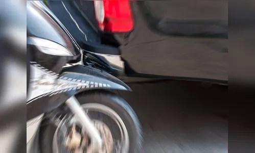Homem abre porta de carro e derruba motociclista