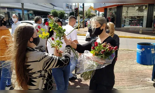 Acia homenageia mães com flores na manhã deste sábado (8)