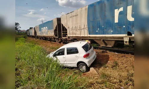 Acidente entre trem e carro é registrado nesta tarde; veja