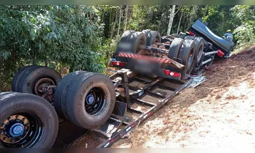 Pai e filho de 6 anos morrem após carreta tombar em Toledo