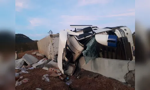 Motorista fica ferido em capotamento na Rodovia BR-376