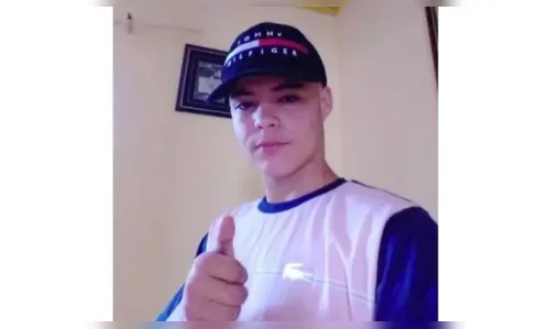 Adolescente morre após colidir moto em caminhão parado