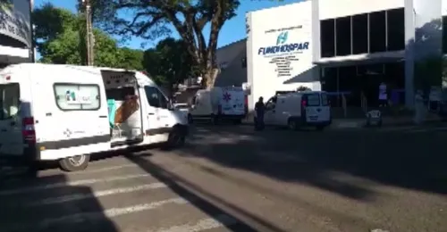 Ambulâncias com suspeitos de Covid formam fila em hospital