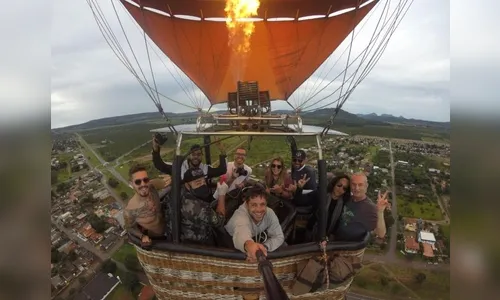 André Graffiti faz tatuagem em pleno voo de  balão em Goiás
