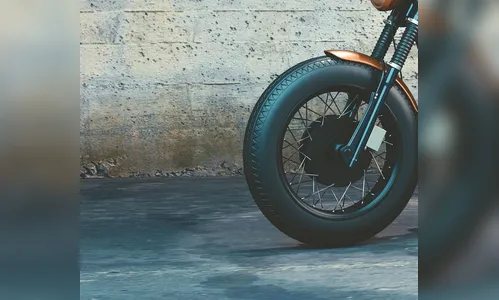 Após perseguição, dupla foge e deixa moto para trás